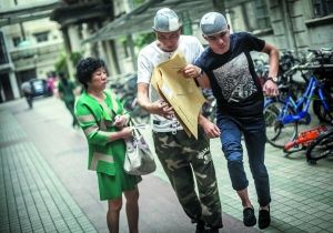 汤先生与妻弟相互搀扶着走向急诊。 信息时报记者 粱钜聪 摄