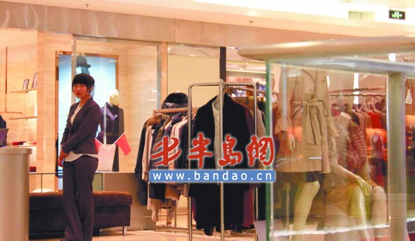 香港中路一购物广场，一家服装店的售货员在等待顾客。